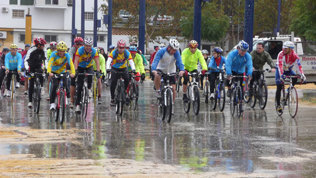 Más de 250 personas participan en la XV Fiesta de la Bicicleta a pesar de la lluvia