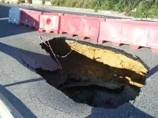 El lunes se inician los trabajos de reparación del socavón en el carril de salida de Algeciras