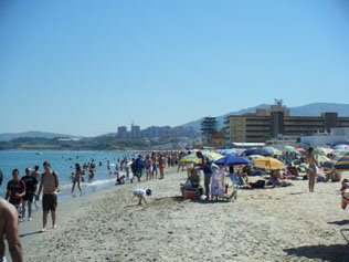 Los algecireños acuden a su primer día de playa y se quejan del penoso estado de las mismas