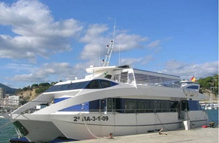 Cerca de 10.000 pasajeros de 24 países utilizan el catamarán Algeciras-Gibraltar