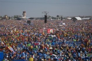 Cientos de miles de peregrinos esperan a Benedicto XVI en Cuatro Vientos