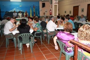 Ávila se compromete con la Asociación de Vecinos Vistamar a que se podarán los árboles de los aledaños a la sede