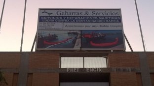 La empresa Gabarras y Servicios pone una gran lona publicitaria detrás del marcador del Algeciras CF