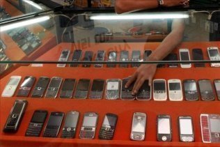Sustraía teléfonos móviles de la tienda que trabajaba y los vendía por Internet
