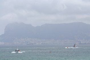 Calma relativa en el primer día de los pescadores junto a Gibraltar