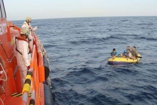 Las autoridades marítimas buscan una patera a remos con 12 inmigrantes en aguas del Estrecho