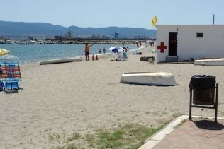 Las playas de San Roque se reabren tras quedar limpias del vertido