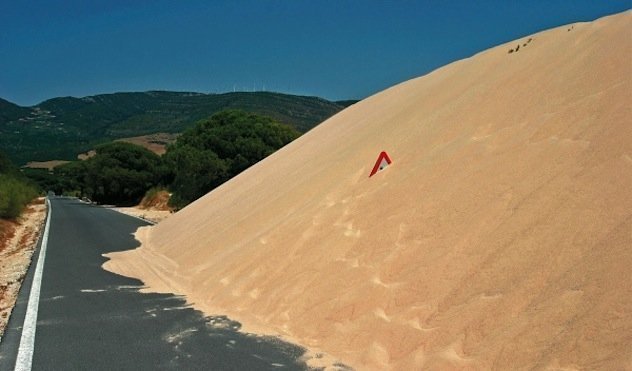 Subdelegación urge a la Junta una solución definitiva para la carretera que bloquea la duna Valdevaqueros