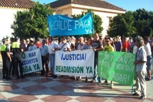 Trabajadores municipales de Los Barrios protestan por los impagos