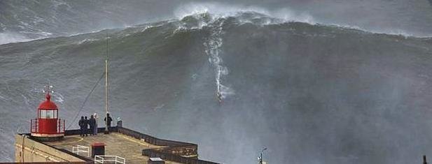 Un surfista pulveriza su propio récord Guinness al cabalgar una ola gigante