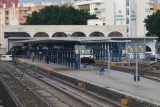 Un fallo en el Altaria que enlaza Algeciras y Madrid obliga a los viajeros a ir en autobús para coger el AVE