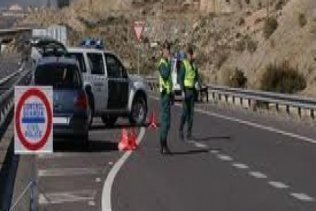 La Guardia Civil detiene al conductor de un vehículo que viajaba con cuatro inmigrantes irregulares