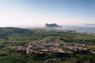 Cabaña (PSOE) llama a "movilización institucional y ciudadana" frente a la "humillación" del campo de Gibraltar