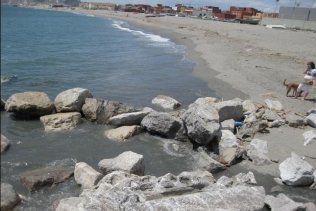Recuperados "decenas" de fardos de hachís flotando cerca del paseo marítimo de La Línea