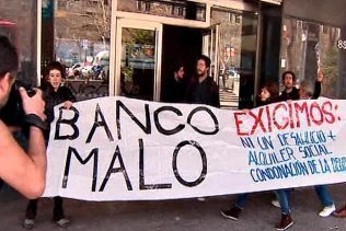 Detenidos 30 activistas antidesahucios por ocupar las oficinas del 'banco malo'
