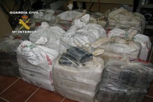 La Guardia Civil interviene 590 kilos de cocaína en un velero en Sotogrande