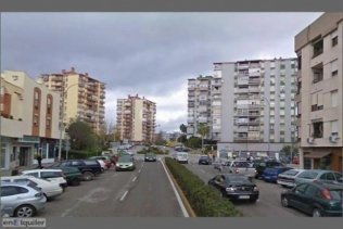 Detenidos cuatro menores y un adulto por causar daños y volcar coches aparcados en Algeciras