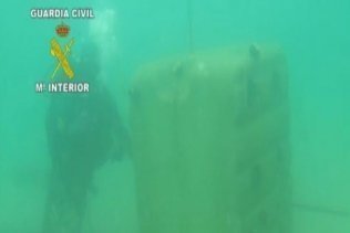 Buzos de la Guardia Civil inspeccionan los bloques de hormigón lanzados al mar por Gibraltar