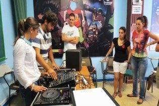 La delegada de Juventud se interesa por el desarrollo del curso de iniciación a DJ
