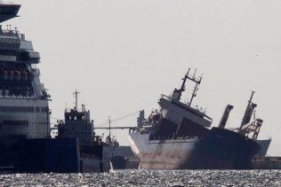 El 'Norstar' recupera la estabilidad tras permanecer diez días escorado en el puerto gibraltareño