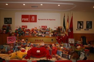 El PSOE recoge alimentos y juguetes para familias sin recursos por segundo año