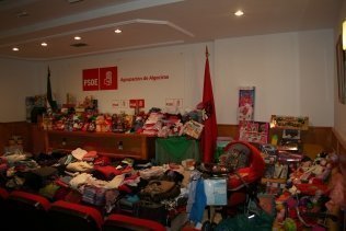 El PSOE de Algeciras recoge 600 kilos de alimentos, ropa y juguetes