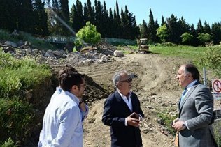 El alcalde visita las obras que se llevan a cabo para reparar el vial que conecta Cortijo Vides con Los Pastores