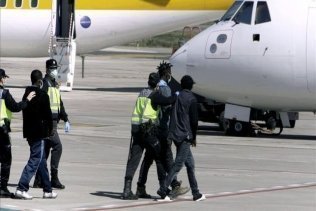 Suspenden los vuelos de regreso de inmigrantes a países con ébola