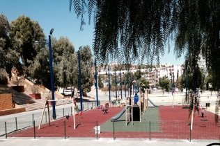 Comienza el desmontaje del parque infantil Antonio Quintero por la proximidad de la Feria Real