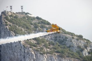 Un acróbata británico de 94 años sobrevuela Gibraltar atado a una avioneta