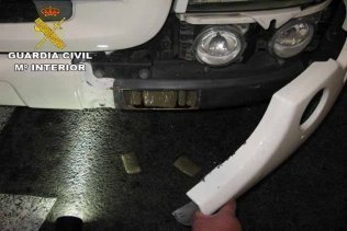 La Guardia Civil interviene 104 kilos de hachís en la cabeza tractora de un camión