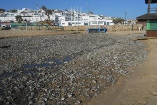 De Torre anuncia la regeneración de las playas de Algeciras "con el buen tiempo"