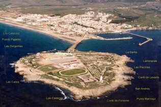 Concentración por el cierre del CIE y el uso público de la Isla de Tarifa