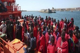 Salvamento Marítimo rescata a 160 inmigrantes a bordo de cinco pateras en aguas del Estrecho