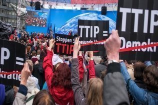 IU presenta mociones para mostrar la oposición al TTIP