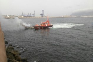 Rescatadas dos personas tras el incendio de una embarcación en Algeciras