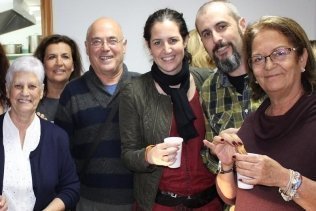 Representantes municipales con la Asociación de Alzheimer en su chocolatada navideña