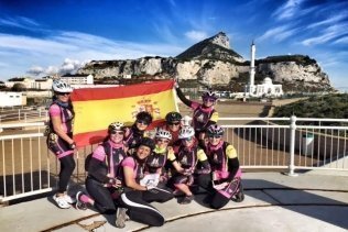La policia de Gibraltar amenaza "con calabozo" a ciclistas algecireñas por llevar la bandera de España