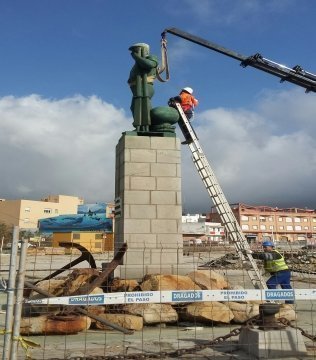Traslado de la escultura del pescador de Tarifa a Valencia