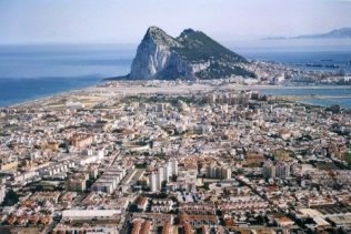 La Línea aprueba por unanimidad iniciar el proceso de hermanamiento con Gibraltar