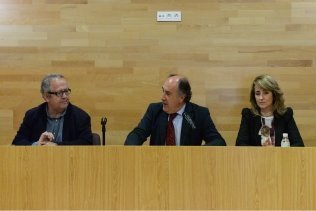 El alcalde acompaña a Juan José Téllez en su disertación sobre el filósofo algecireño Adolfo Sánchez Vázquez