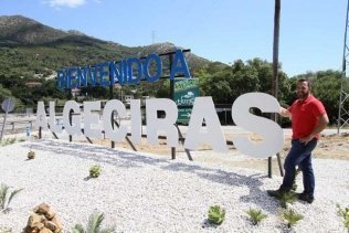 Instaladas letras de bienvenida a Algeciras en la entrada de Pelayo