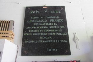El foro exige a la Junta que retire inmediatamente la placa en recuerdo de Franco que aún cuelga en la presa del Guadarranque