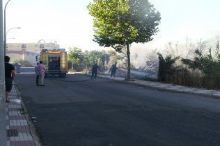Evacuan a los residentes del Centro Polivalente por un fuerte incendio en sus alrededores