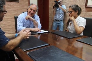 El alcalde felicita a la algecireña Tatiana Alves, que actúa en Jerez como telonera de Alejandro Sanz