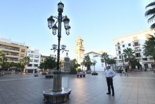 El Ayuntamiento embellece y pone en valor la última farola de la Plaza Alta, antes de la festividad de la Virgen de la Palma