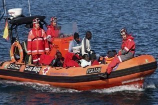 Salvamento Marítimo rescata a 230 inmigrantes a bordo de 18 pateras en aguas del Estrecho