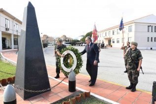 El alcalde preside el acto de homenaje a los caídos en el Acuartelamiento Adalides