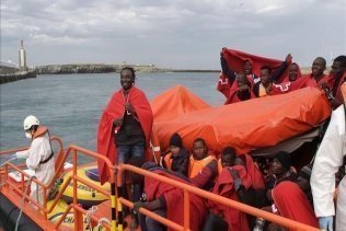 Salvamento Marítimo rescata a 107 inmigrantes esta mañana en cinco pateras en el Estrecho