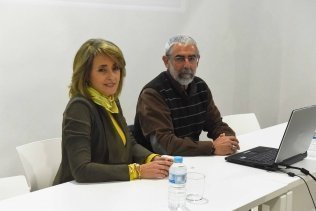 El profesor Mario Ocaña asiste a una conferencia en el Museo Municipal